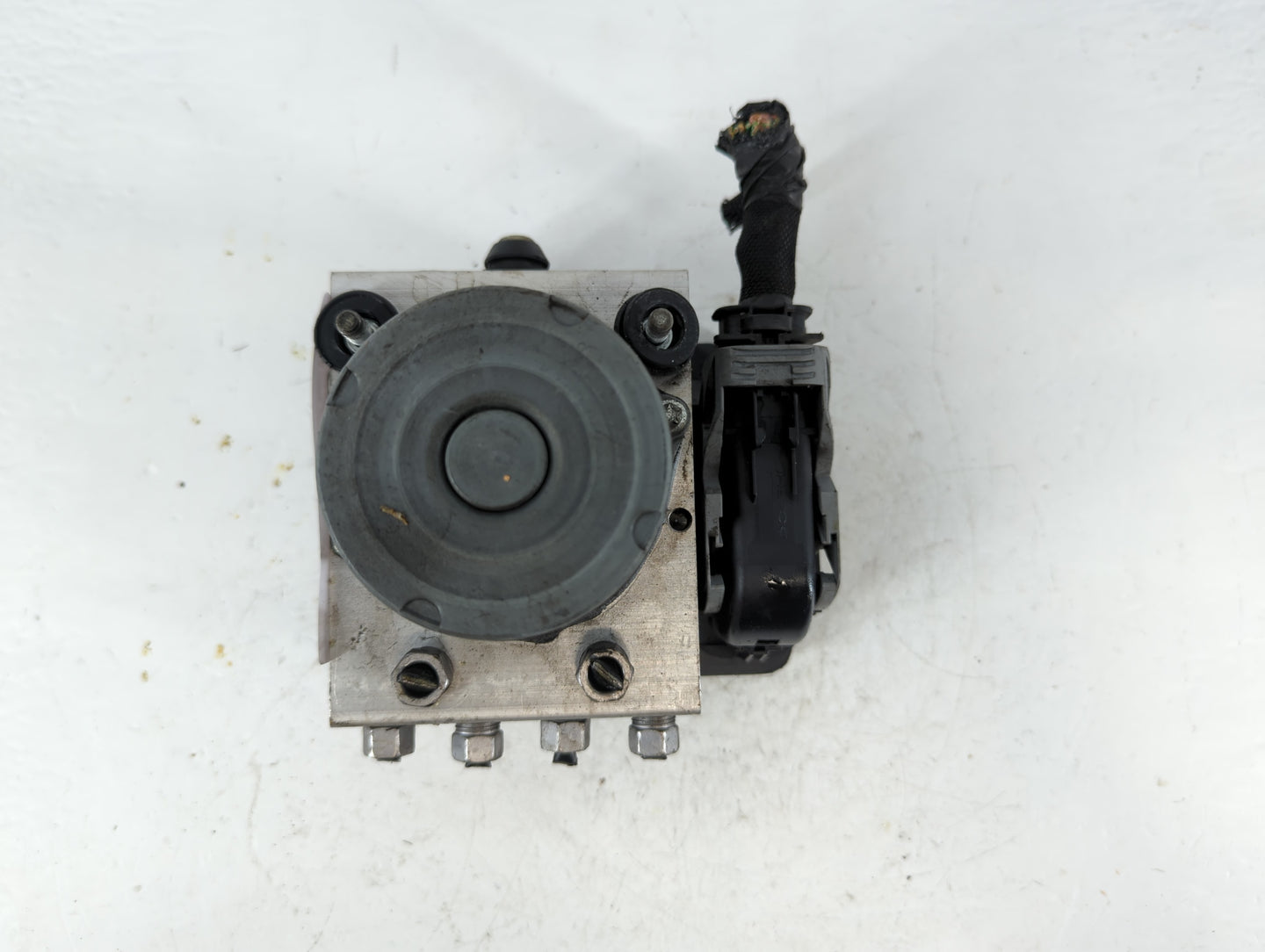 2014 Jeep Cherokee ABS Pump Control Module Replacement P/N:P04779903AG Fits OEM Used Auto Parts - Oemusedautoparts1.com