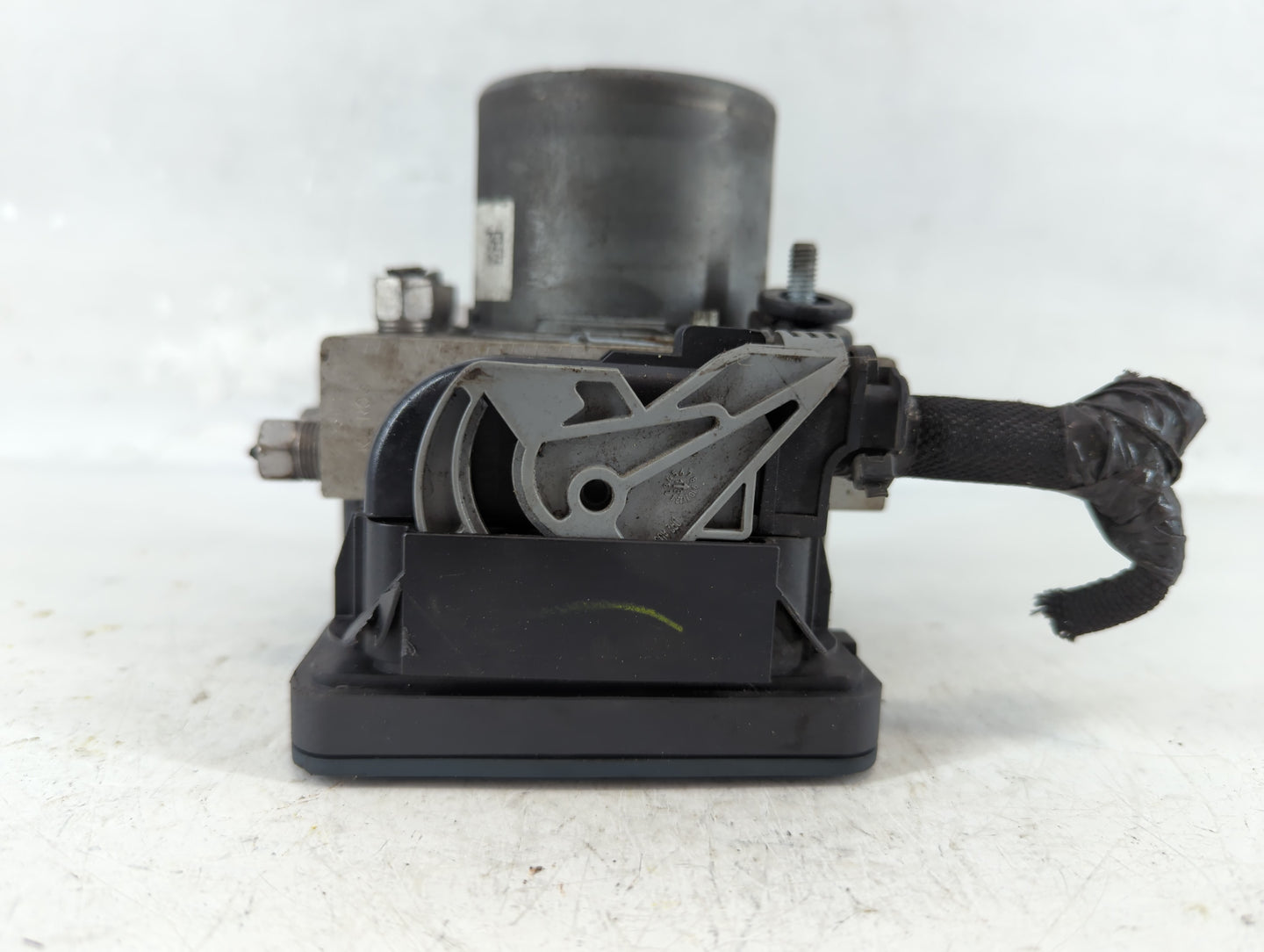 2014 Jeep Cherokee ABS Pump Control Module Replacement P/N:P04779903AG Fits OEM Used Auto Parts - Oemusedautoparts1.com