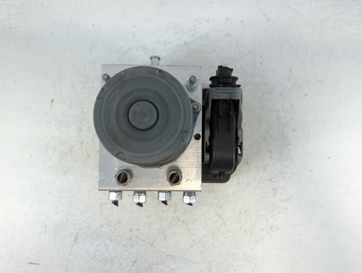 2014 Jeep Cherokee ABS Pump Control Module Replacement P/N:P04779899AG Fits OEM Used Auto Parts - Oemusedautoparts1.com