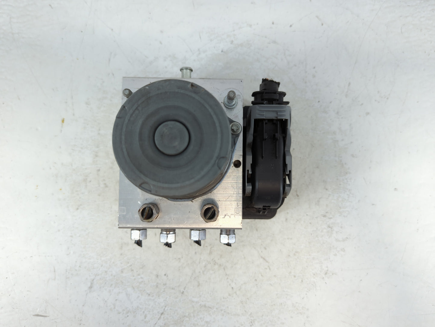 2014 Jeep Cherokee ABS Pump Control Module Replacement P/N:P04779899AG Fits OEM Used Auto Parts - Oemusedautoparts1.com