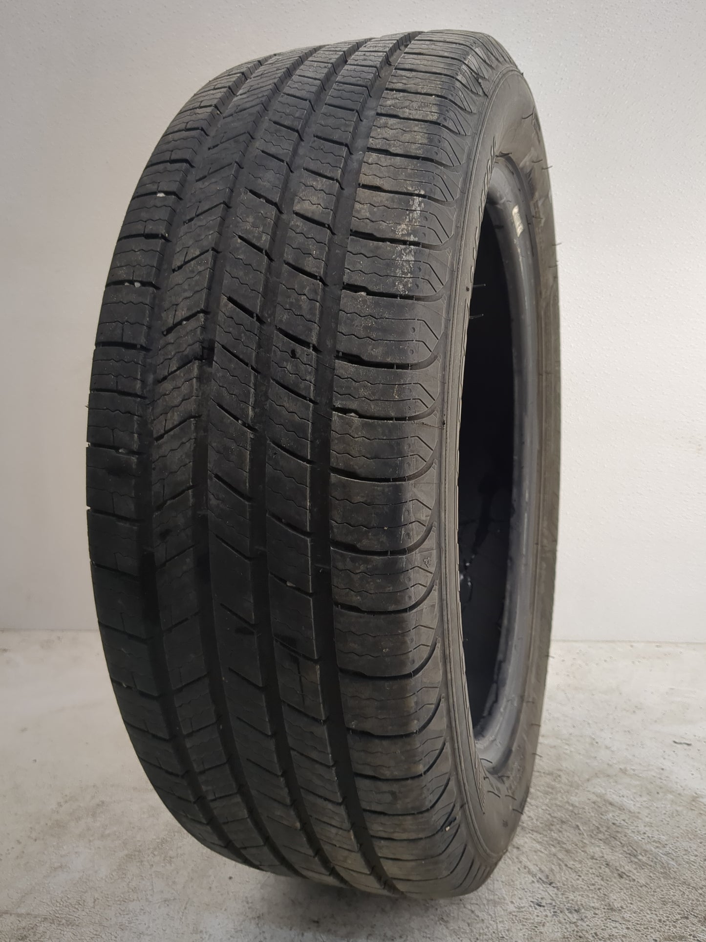 Used Tire 215/55R18 MICELIN DEFENDER T+H 95H - Tread Depth 9/32 - Oemusedautoparts1.com
