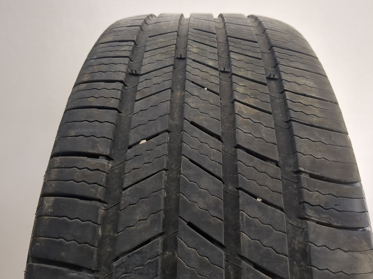 Used Tire 215/55R18 MICHELIN DEFENDER T+H 95H - Tread Depth 8/32 - Oemusedautoparts1.com