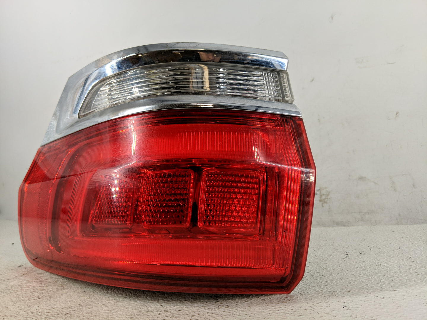 2014-2016 Jeep Grand Cherokee Tail Light Assembly Passenger Right OEM P/N:P68110016AC Fits Fits 2014 2015 2016 OEM Used Auto