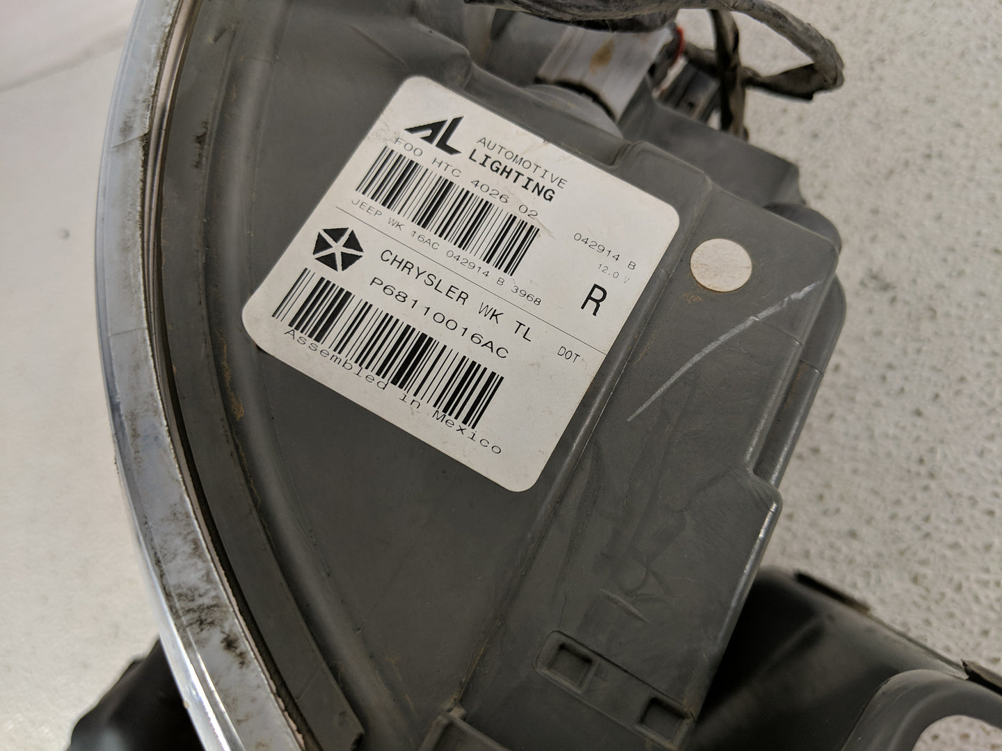 2014-2016 Jeep Grand Cherokee Tail Light Assembly Passenger Right OEM P/N:P68110016AC Fits Fits 2014 2015 2016 OEM Used Auto