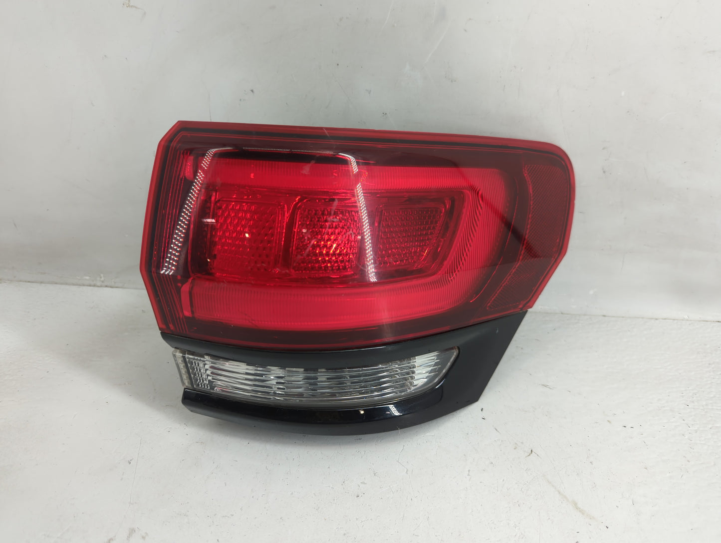 2014-2022 Jeep Grand Cherokee Tail Light Assembly Passenger Right OEM P/N:P68142942AF Fits OEM Used Auto Parts - Oemusedauto
