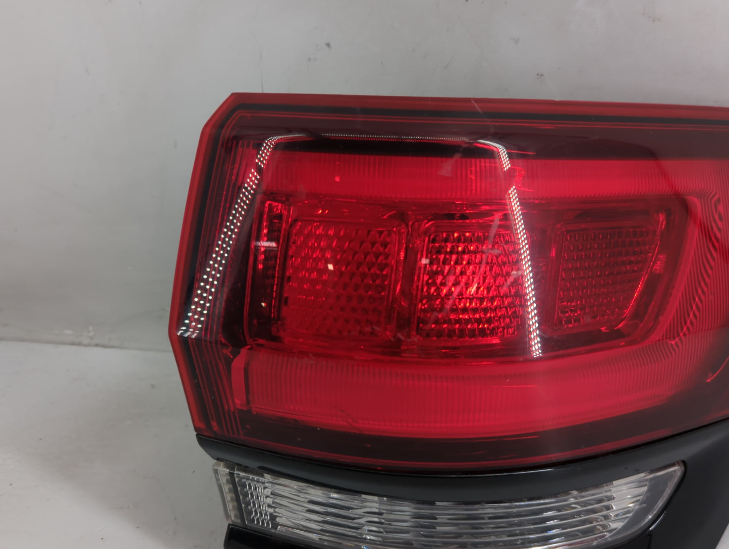 2014-2022 Jeep Grand Cherokee Tail Light Assembly Passenger Right OEM P/N:P68142942AF Fits OEM Used Auto Parts - Oemusedauto