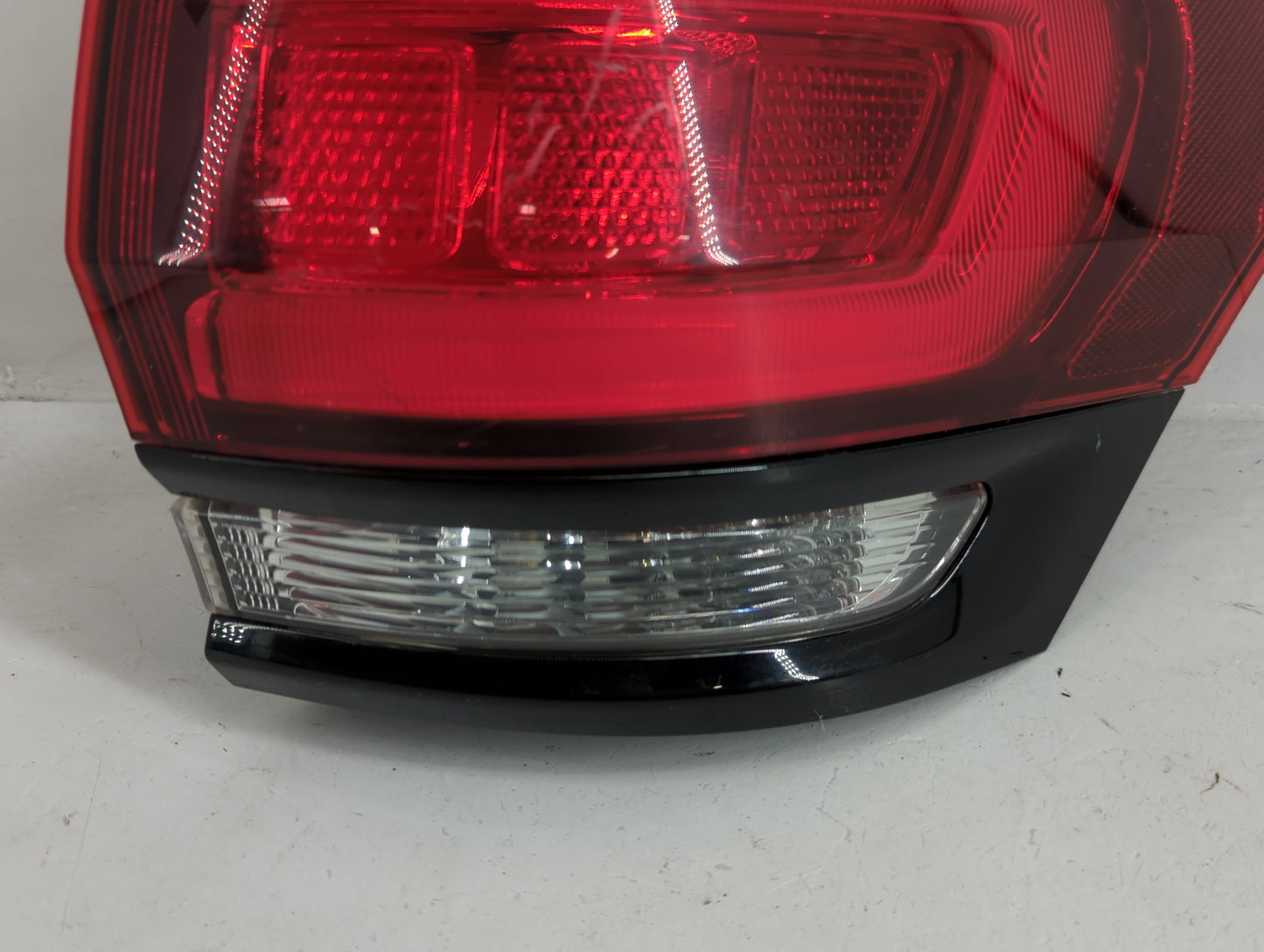 2014-2022 Jeep Grand Cherokee Tail Light Assembly Passenger Right OEM P/N:P68142942AF Fits OEM Used Auto Parts - Oemusedauto