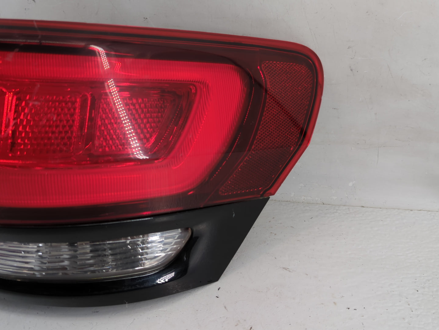 2014-2022 Jeep Grand Cherokee Tail Light Assembly Passenger Right OEM P/N:P68142942AF Fits OEM Used Auto Parts - Oemusedauto