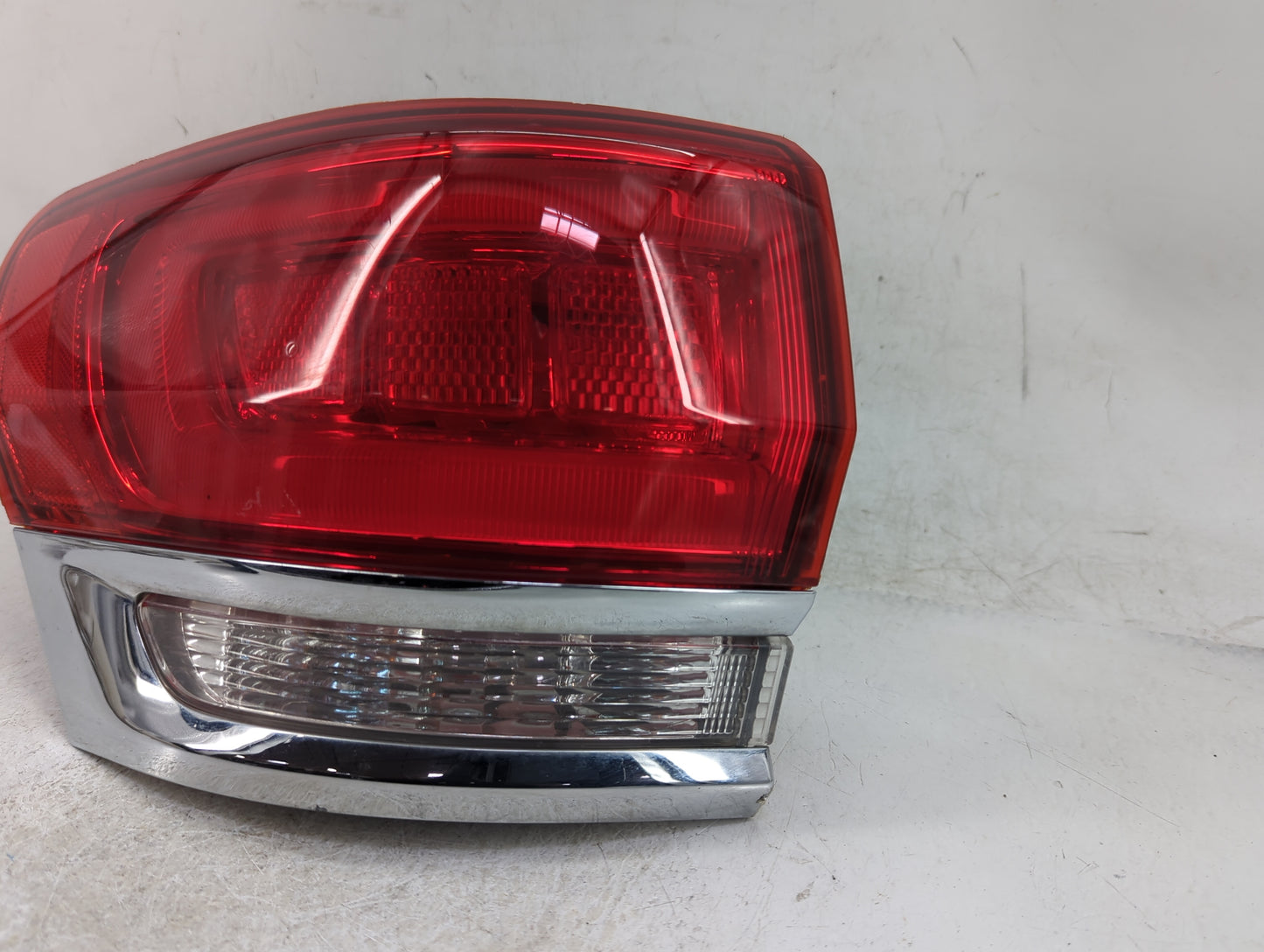 2015-2021 Jeep Grand Cherokee Tail Light Assembly Driver Left OEM P/N:68110017AE Fits Fits 2015 2016 2017 2018 2019 2020 202