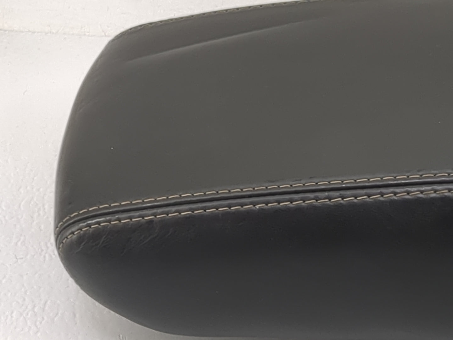 2014-2017 Jeep Grand Cherokee Center Console Armrest Cover Lid P/N:X85007601BL Fits Fits 2014 2015 2016 2017 OEM Used Auto P