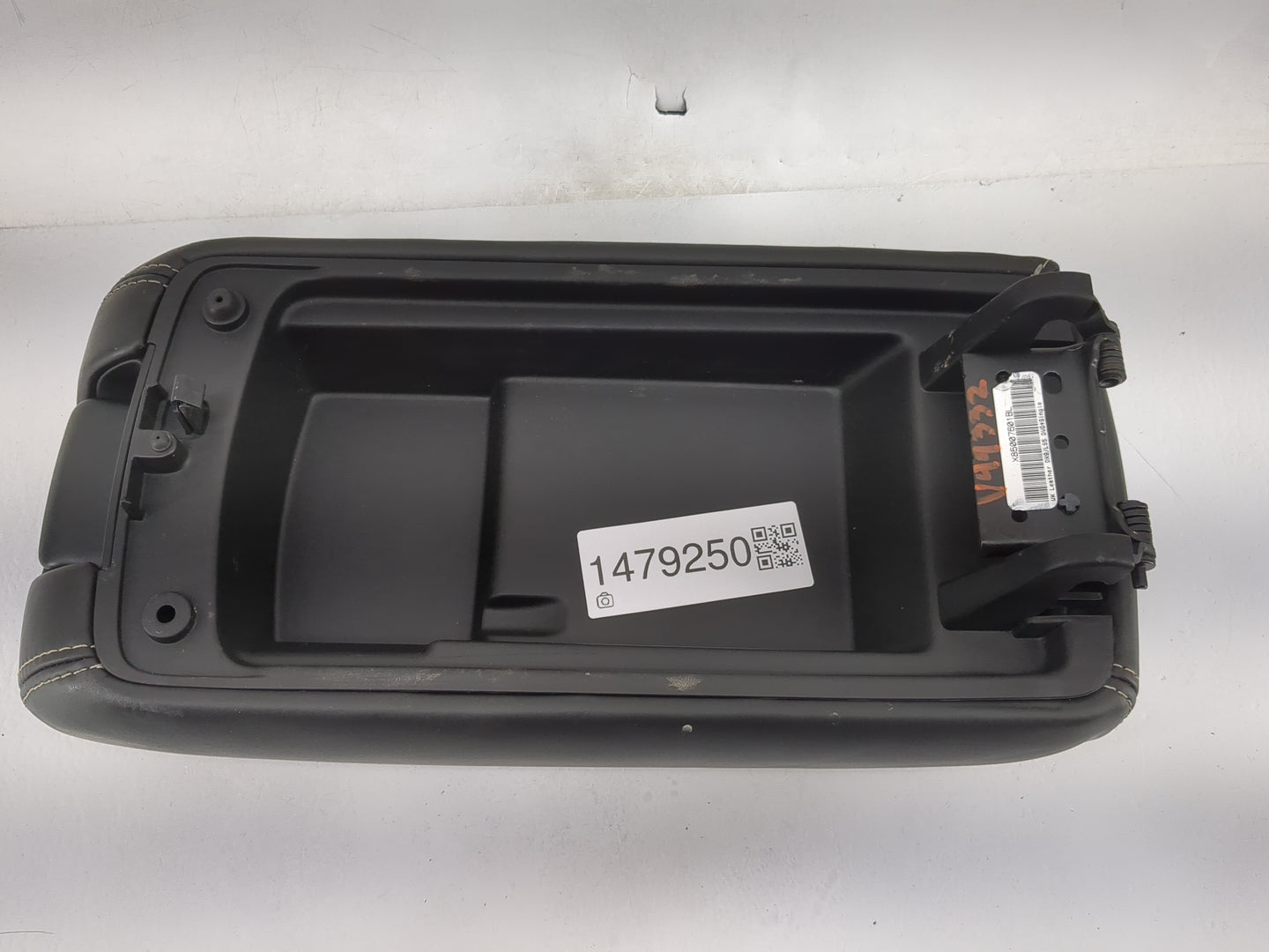 2014-2017 Jeep Grand Cherokee Center Console Armrest Cover Lid P/N:X85007601BL Fits Fits 2014 2015 2016 2017 OEM Used Auto P