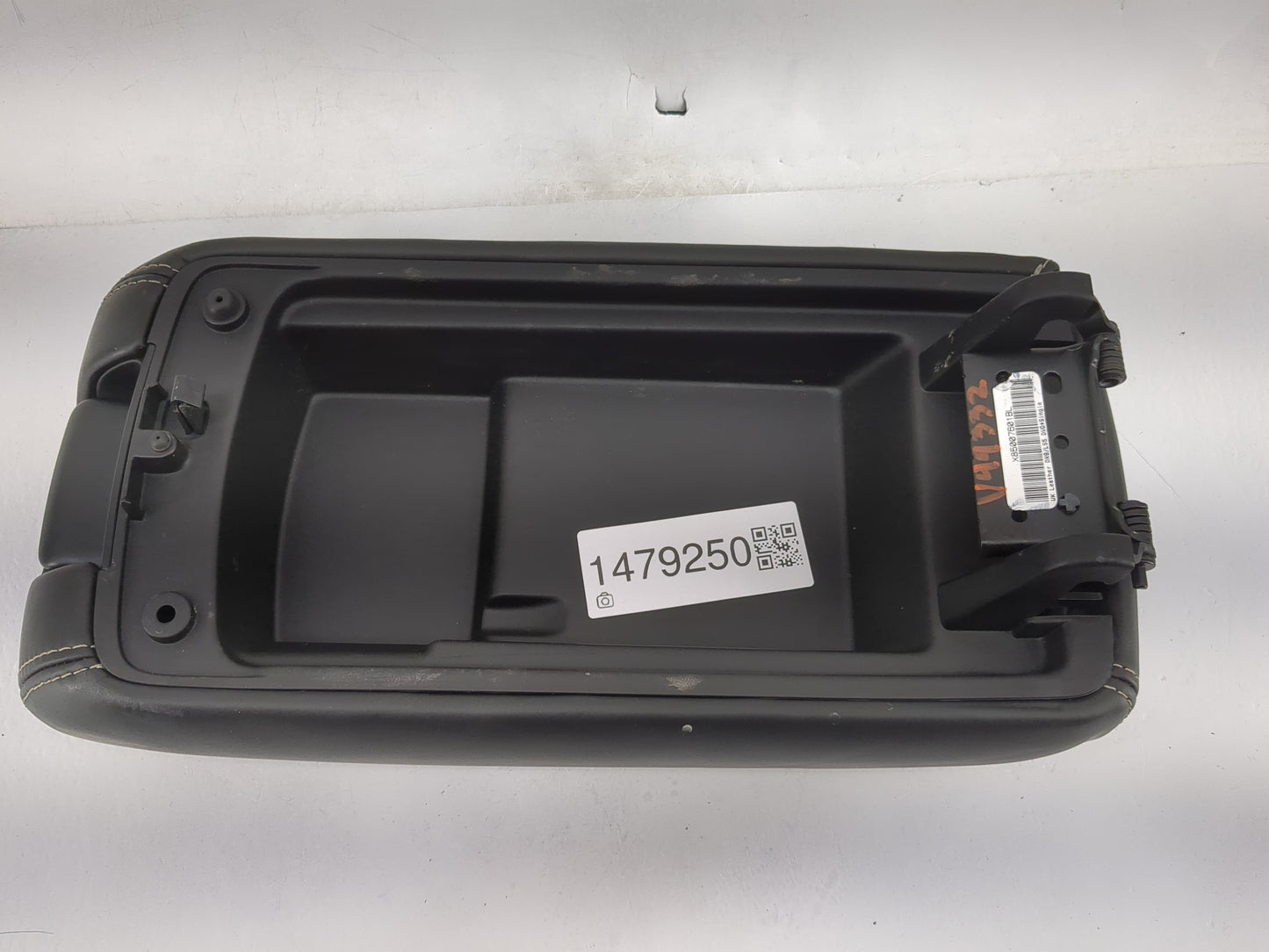 2014-2017 Jeep Grand Cherokee Center Console Armrest Cover Lid P/N:X85007601BL Fits Fits 2014 2015 2016 2017 OEM Used Auto P