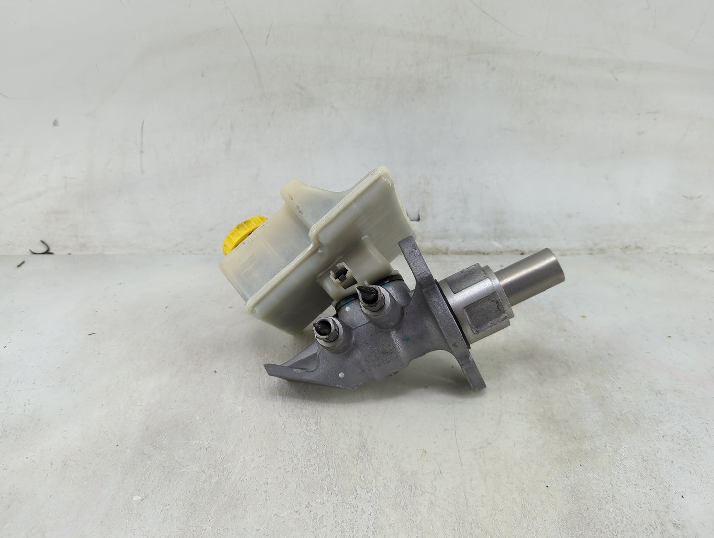 2011-2015 Jeep Grand Cherokee Brake Master Cylinder 1490176 - Oemusedautoparts1.com