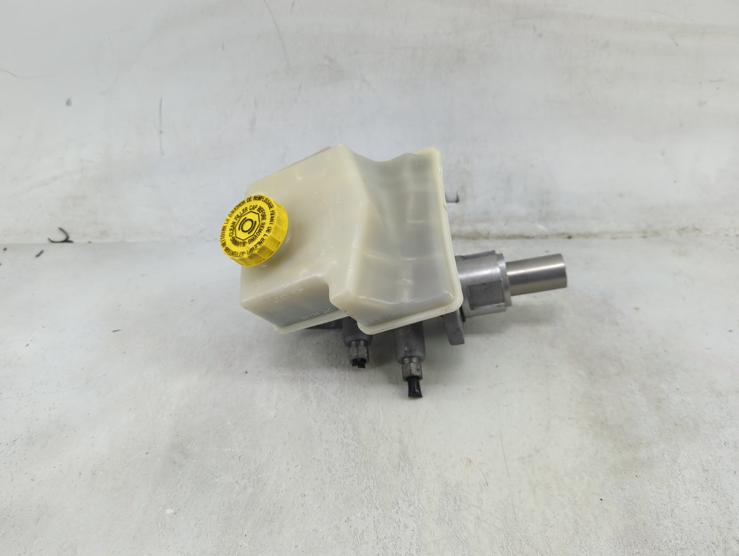 2011-2015 Jeep Grand Cherokee Brake Master Cylinder 1490176 - Oemusedautoparts1.com