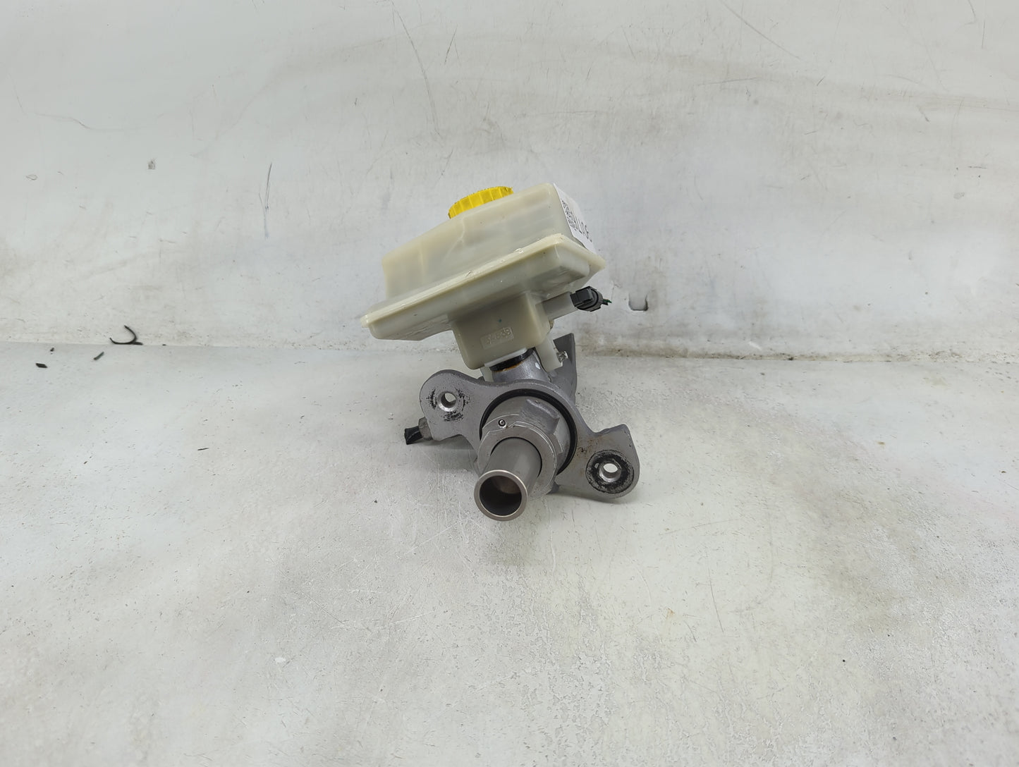 2011-2015 Jeep Grand Cherokee Brake Master Cylinder 1490176 - Oemusedautoparts1.com