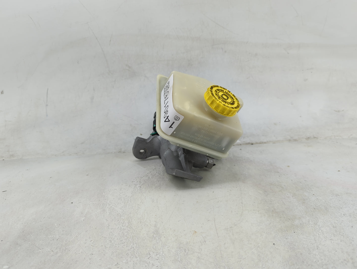 2011-2015 Jeep Grand Cherokee Brake Master Cylinder 1490176 - Oemusedautoparts1.com