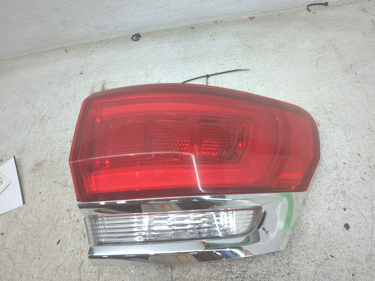 2014 Jeep Grand Cherokee Tail Light Assembly Passenger Right OEM P/N:P68110016AF F00 HTC 4026 25 Fits OEM Used Auto Parts - 