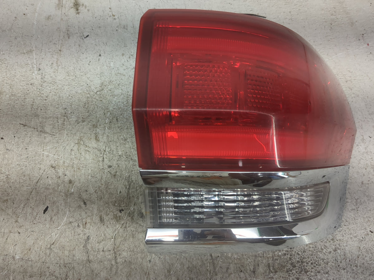 2014 Jeep Grand Cherokee Tail Light Assembly Passenger Right OEM P/N:P68110016AF F00 HTC 4026 25 Fits OEM Used Auto Parts - 