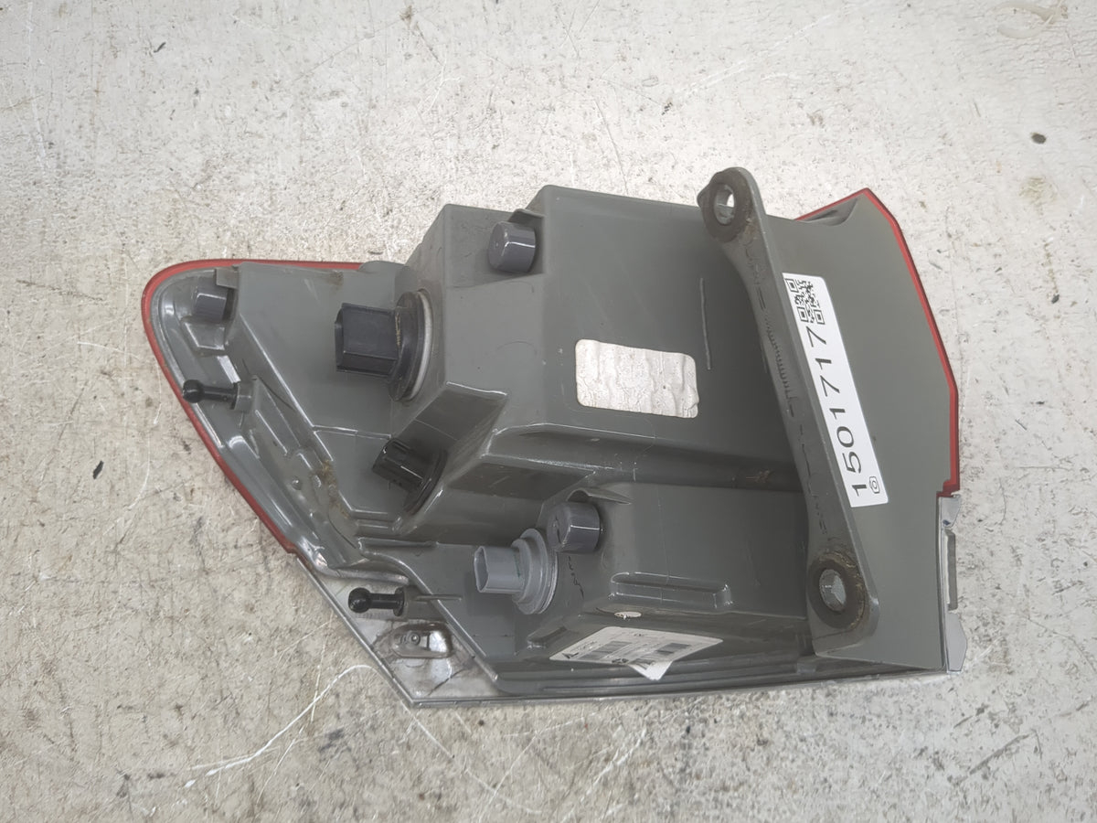 2014 Jeep Grand Cherokee Tail Light Assembly Passenger Right OEM P/N:P68110016AF F00 HTC 4026 25 Fits OEM Used Auto Parts - 