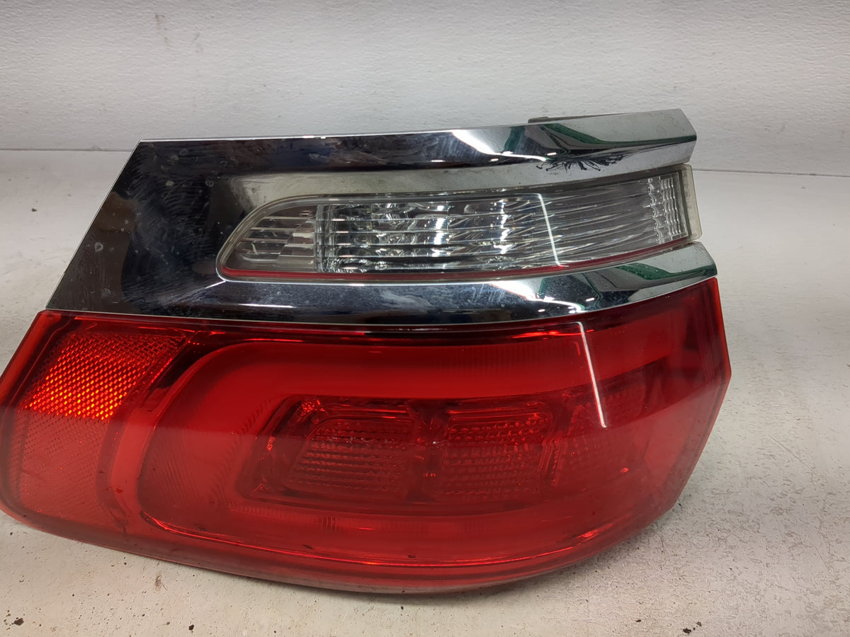 2014 Grand Cherokee Passenger Right Side Deck Lid Mounted Tail Light - Oemusedautoparts1.com