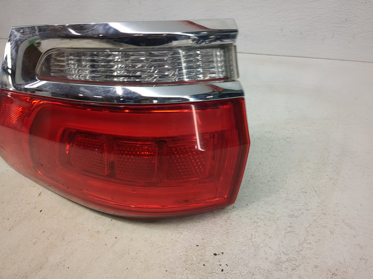 2014 Grand Cherokee Passenger Right Side Deck Lid Mounted Tail Light - Oemusedautoparts1.com