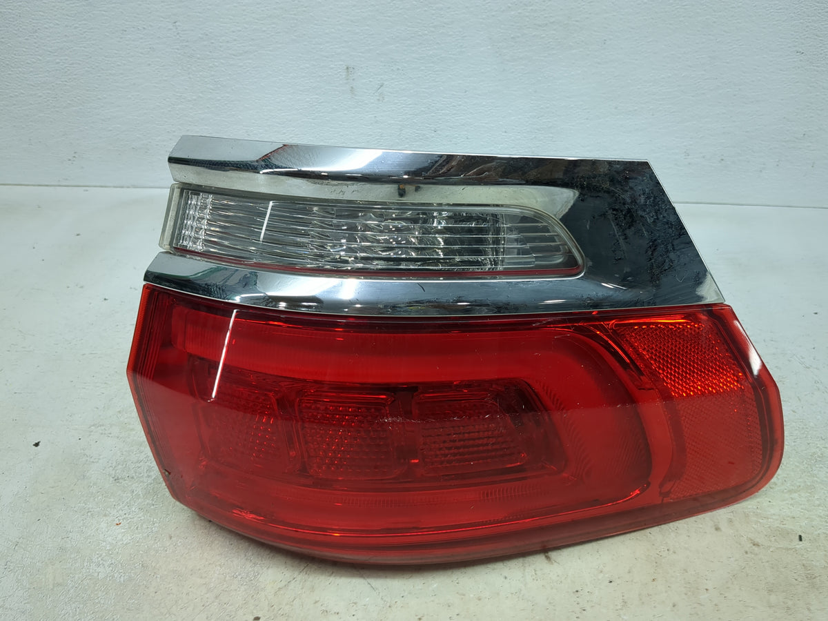 2014 Jeep Grand Cherokee Driver Left Side Deck Lid Mounted Tail Light 1513706 - Oemusedautoparts1.com