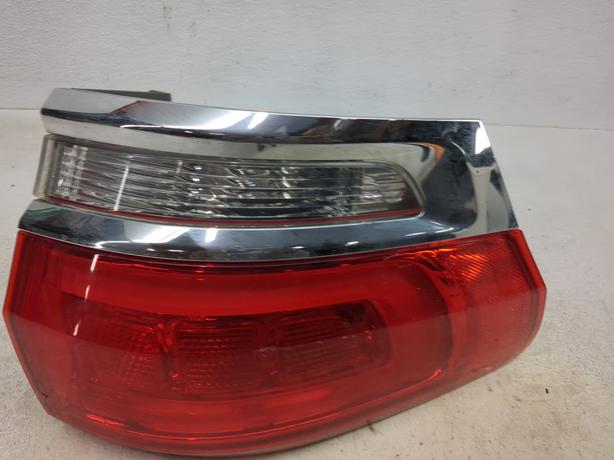 2014 Jeep Grand Cherokee Driver Left Side Deck Lid Mounted Tail Light 1513706 - Oemusedautoparts1.com