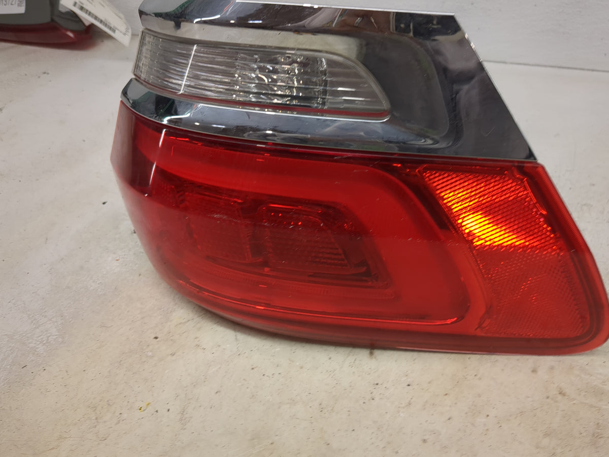 2014 Jeep Grand Cherokee Driver Left Side Deck Lid Mounted Tail Light 1513706 - Oemusedautoparts1.com