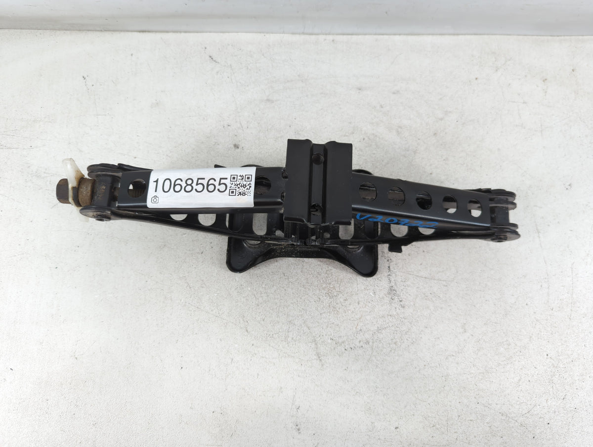2014 Jeep Patriot Spare Scissor Car Jack 1068565 - Oemusedautoparts1.com