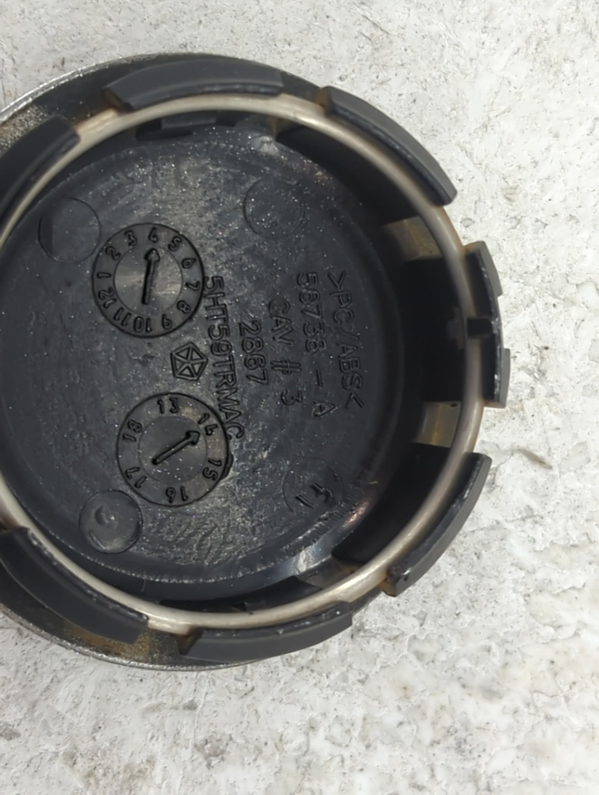 2014 Jeep Wrangler Center Cap Oem Silver 1517206 - Oemusedautoparts1.com