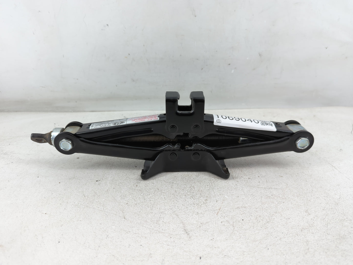 2014 Kia Cadenza Spare Scissor Car Jack - Oemusedautoparts1.com