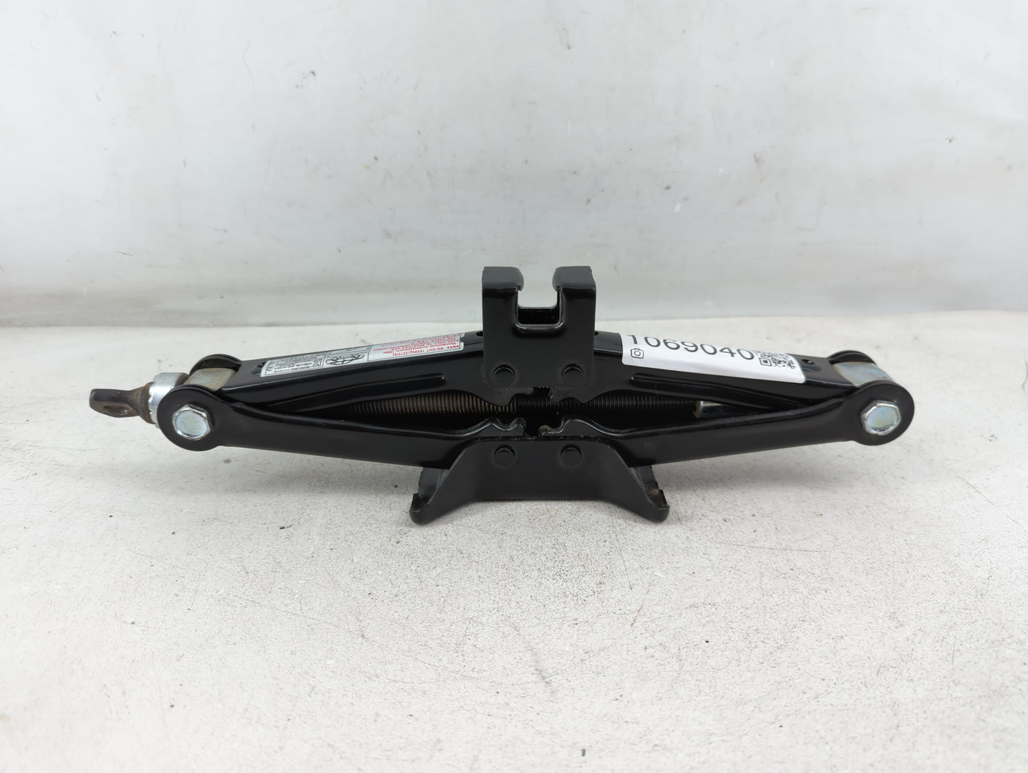 2014 Kia Cadenza Spare Scissor Car Jack 1069040 - Oemusedautoparts1.com