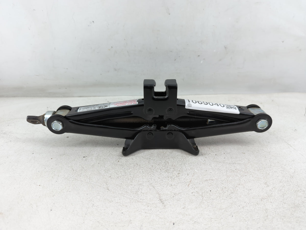 2014 Kia Cadenza Spare Scissor Car Jack 1069040 - Oemusedautoparts1.com