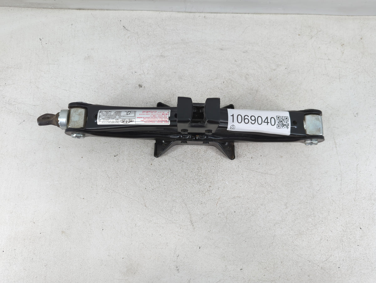 2014 Kia Cadenza Spare Scissor Car Jack 1069040 - Oemusedautoparts1.com