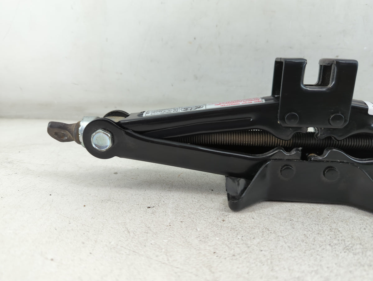 2014 Kia Cadenza Spare Scissor Car Jack 1069040 - Oemusedautoparts1.com