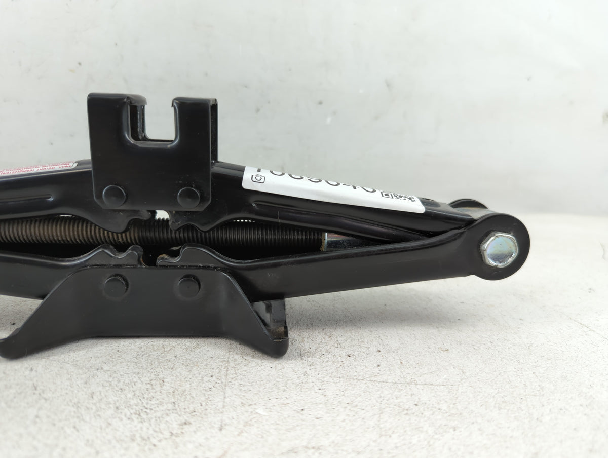 2014 Kia Cadenza Spare Scissor Car Jack 1069040 - Oemusedautoparts1.com