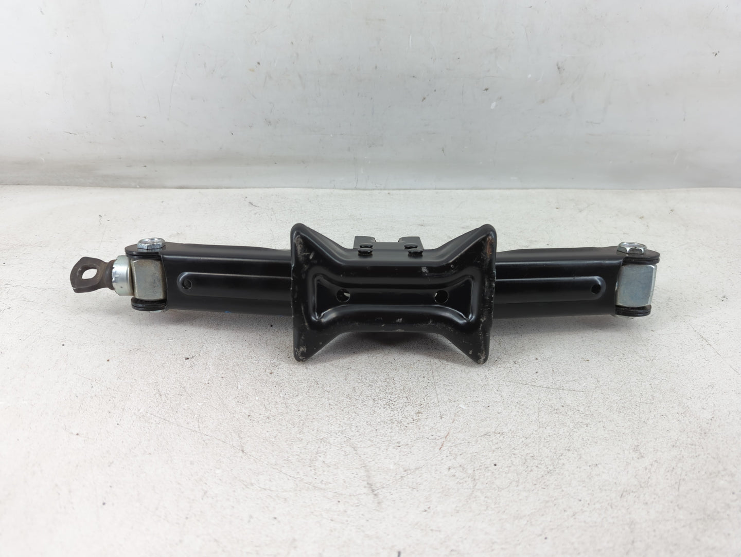 2014 Kia Cadenza Spare Scissor Car Jack 1069040 - Oemusedautoparts1.com