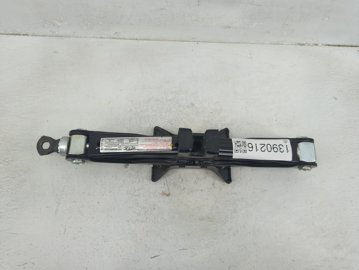 2014 Kia Cadenza Spare Scissor Car Jack 1390216 - Oemusedautoparts1.com