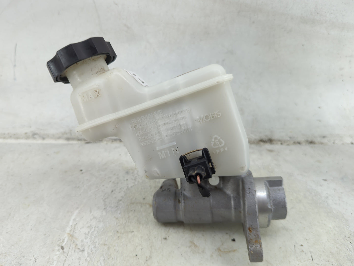 2014-2016 Kia Cadenza Brake Master Cylinder - Oemusedautoparts1.com