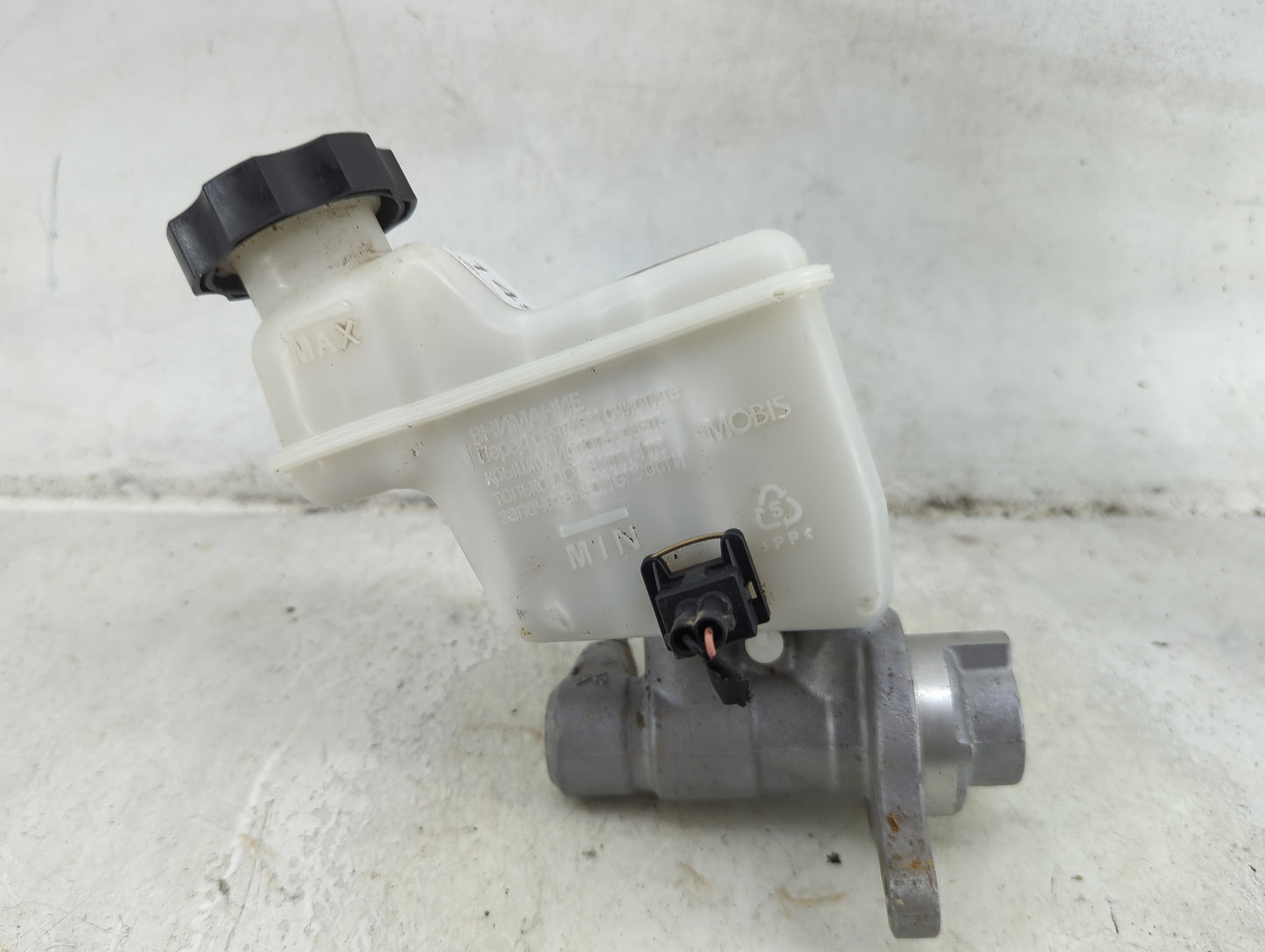 2014-2016 Kia Cadenza Brake Master Cylinder - Oemusedautoparts1.com