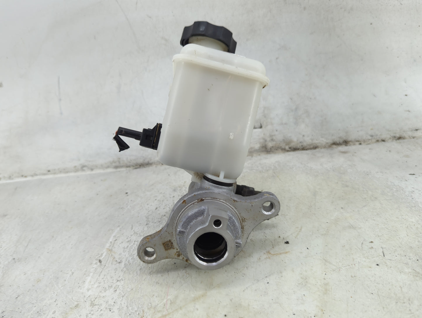 2014-2016 Kia Cadenza Brake Master Cylinder - Oemusedautoparts1.com