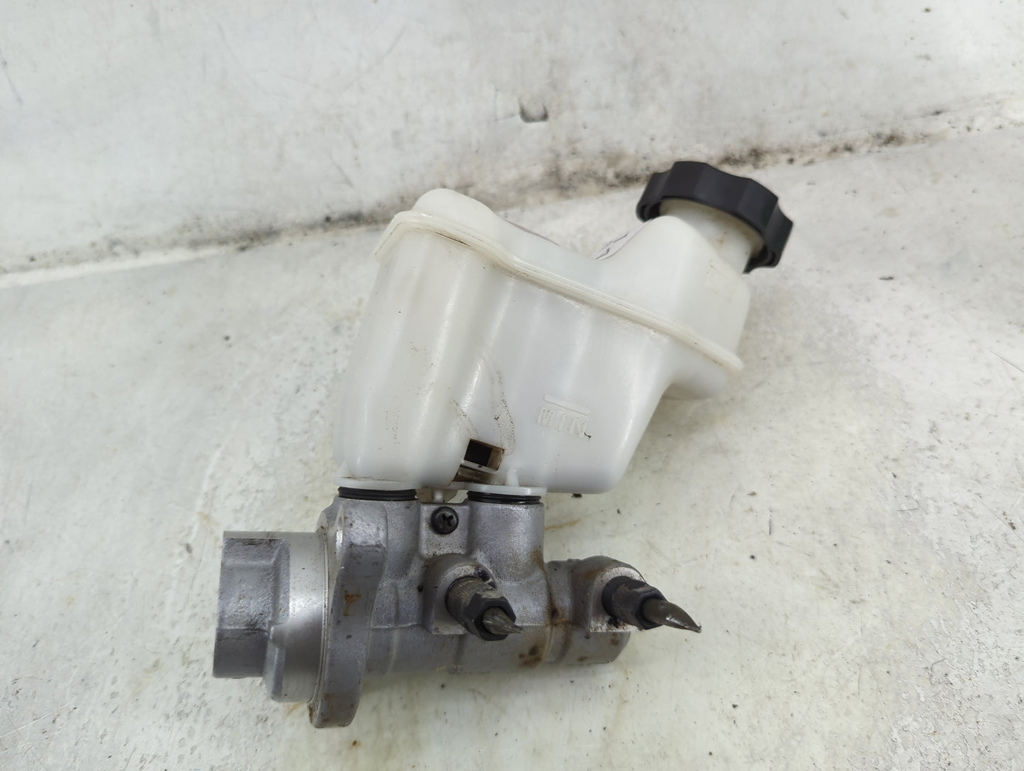 2014-2016 Kia Cadenza Brake Master Cylinder - Oemusedautoparts1.com