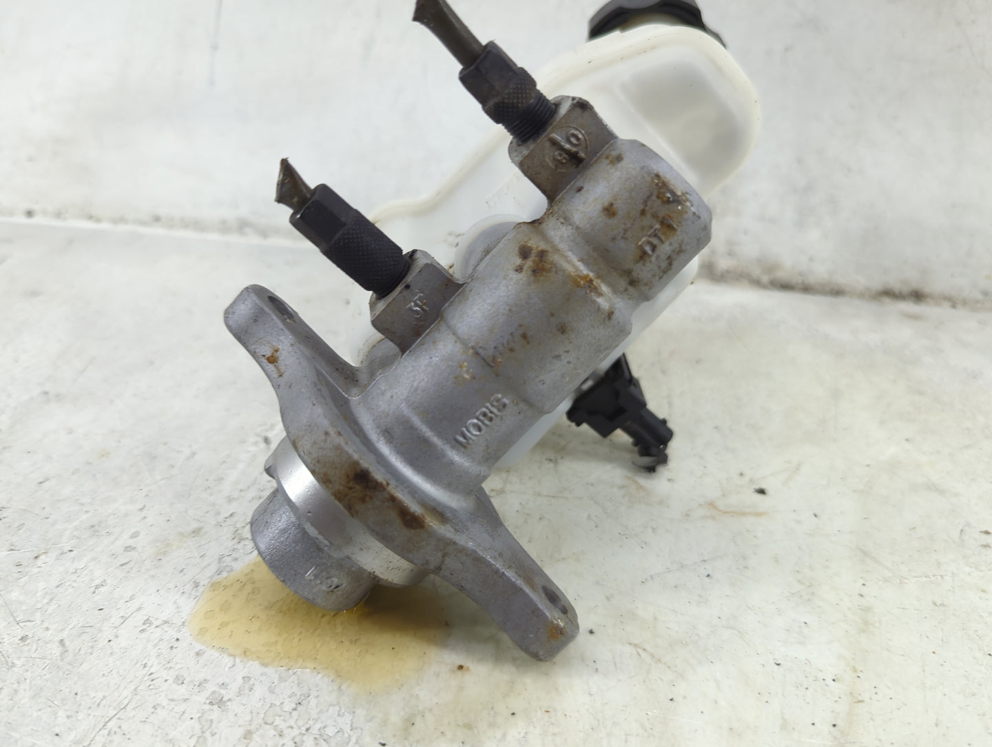 2014-2016 Kia Cadenza Brake Master Cylinder - Oemusedautoparts1.com