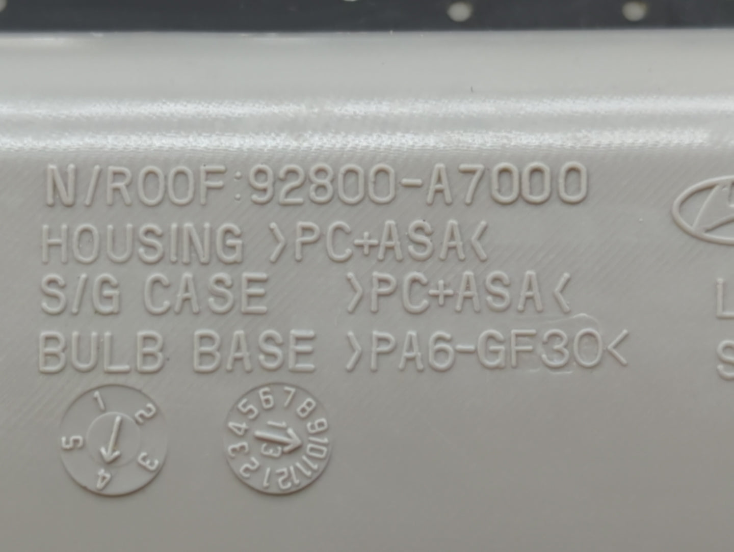2014-2018 Kia Forte Overhead Roof Console 548752 - Oemusedautoparts1.com