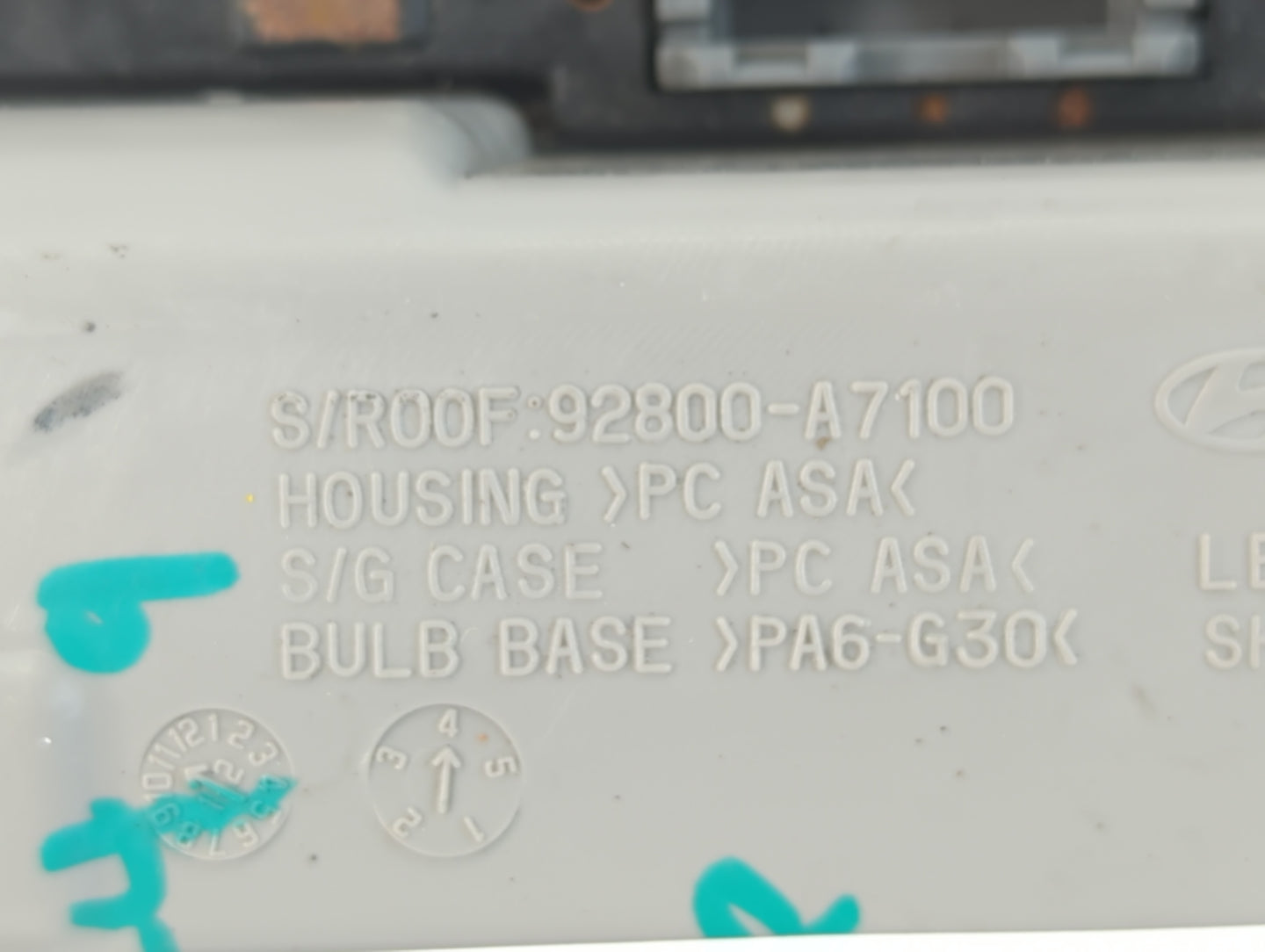 2014-2018 Kia Forte Overhead Roof Console 925499 - Oemusedautoparts1.com