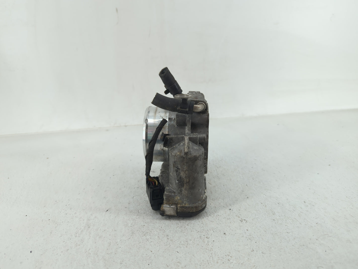 2011-2015 Kia Optima Throttle Body P/N:35100-2G700 Fits Fits 2011 2012 2013 2014 2015 2016 OEM Used Auto Parts - Oemusedauto