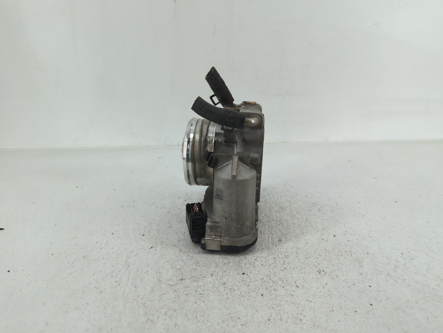 2011-2015 Kia Optima Throttle Body P/N:35100-2G700 Fits Fits 2011 2012 2013 2014 2015 2016 OEM Used Auto Parts - Oemusedauto