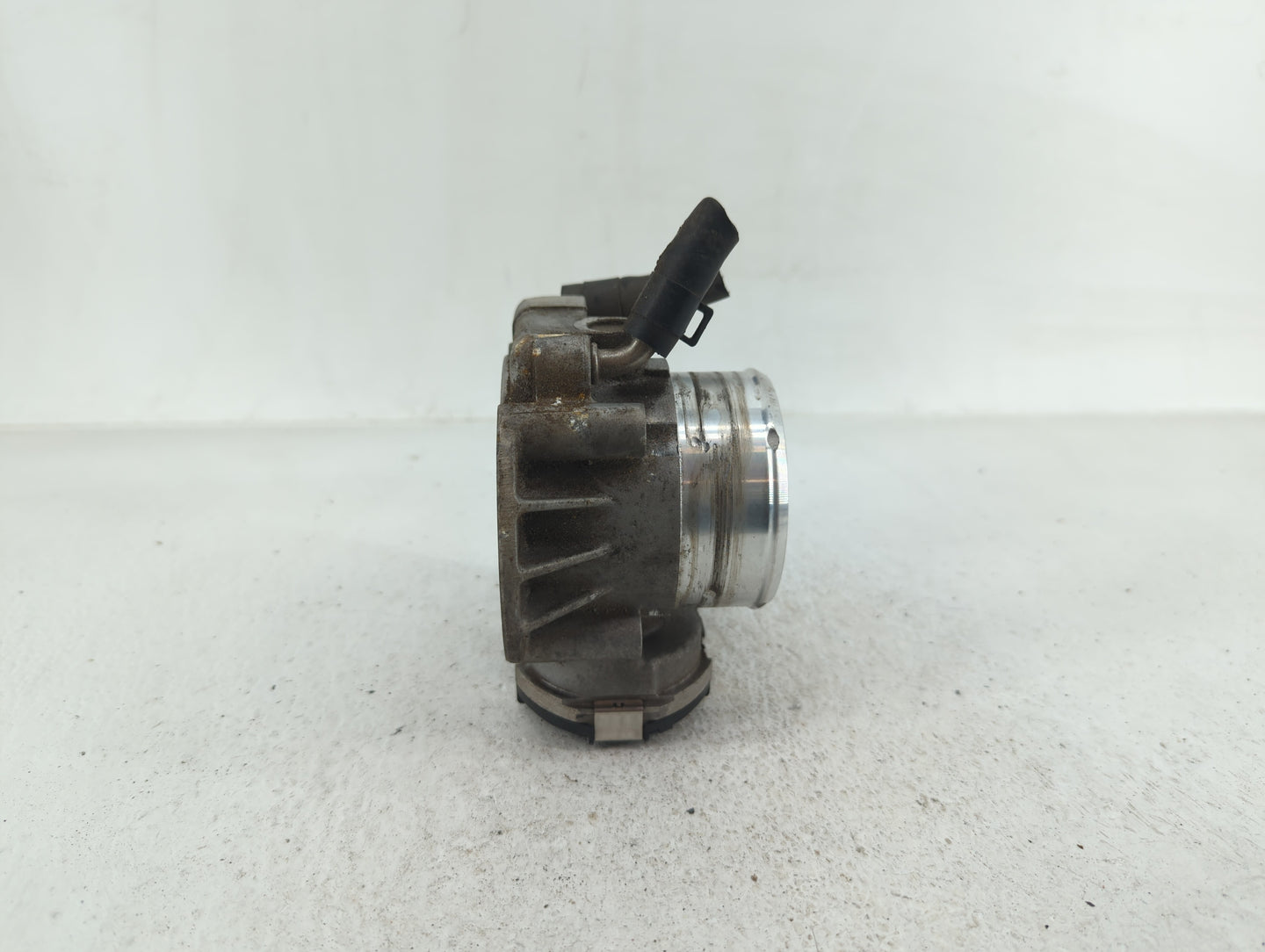 2011-2015 Kia Optima Throttle Body P/N:35100-2G700 Fits Fits 2011 2012 2013 2014 2015 2016 OEM Used Auto Parts - Oemusedauto