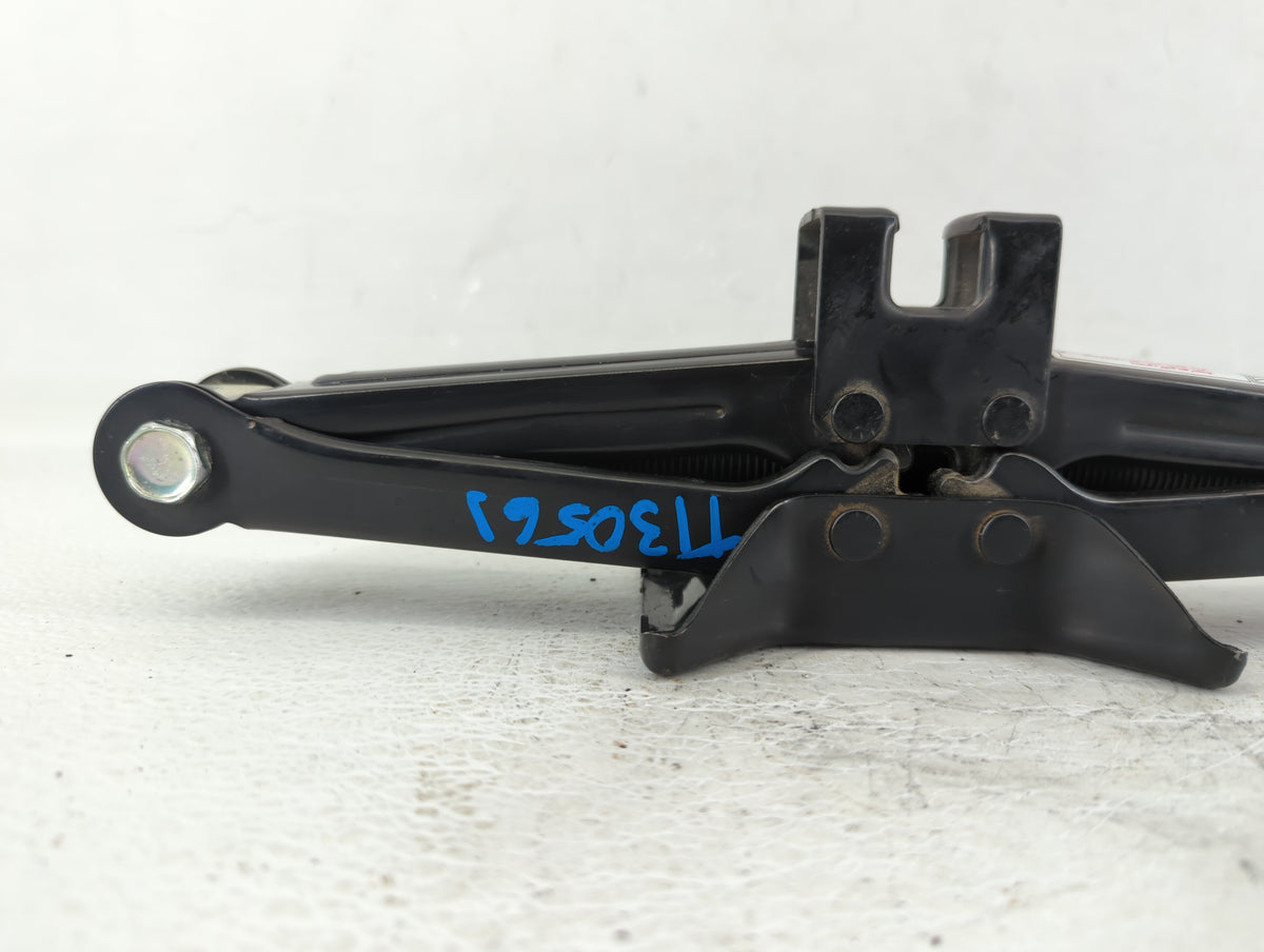 2014 Kia Optima Spare Scissor Car Jack 536738 - Oemusedautoparts1.com