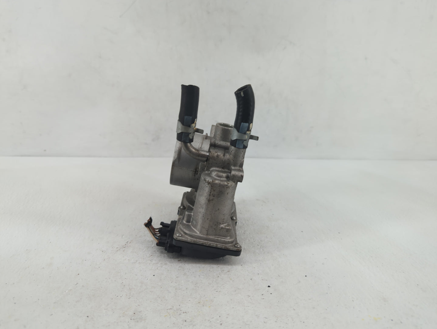 2012-2019 Kia Rio Throttle Body P/N:35100-2B300 Fits Fits 2012 2013 2014 2015 2016 2017 2018 2019 OEM Used Auto Parts - Oemu